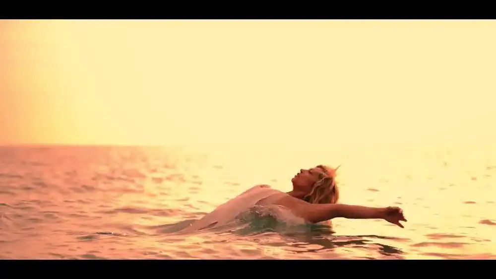 скачать клип Lora – Ramas bun