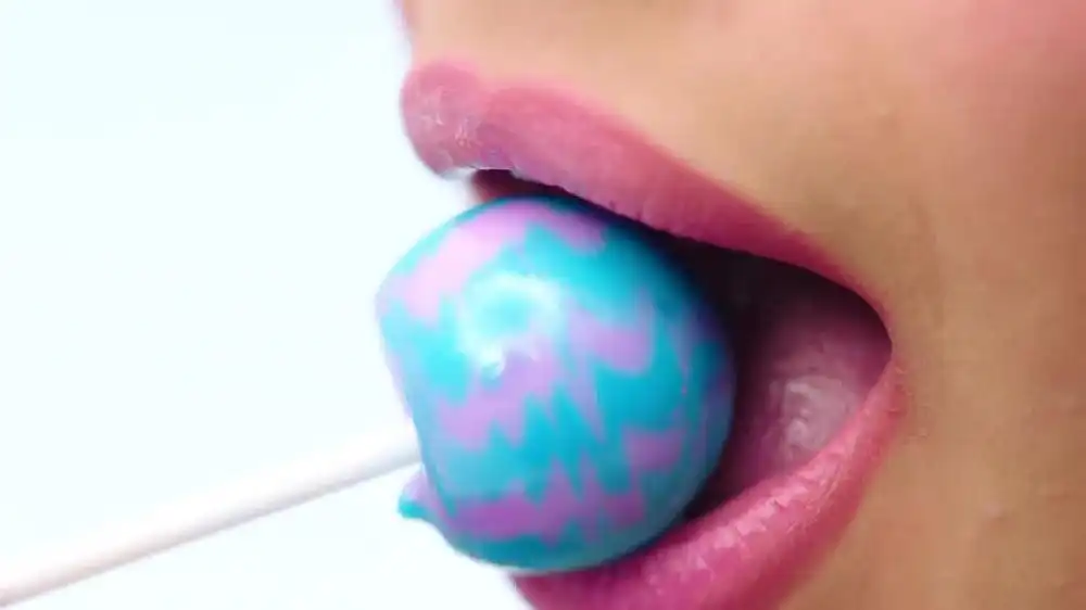 скачать клип Leslie Grace and Wisin - Dulce