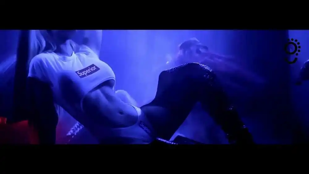 скачать клип Iggy Azalea ft. Charli XCX - Mo Bounce