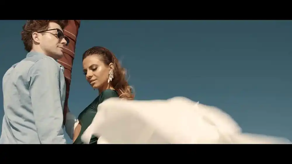 скачать клип Reea feat. Akcent - Rain