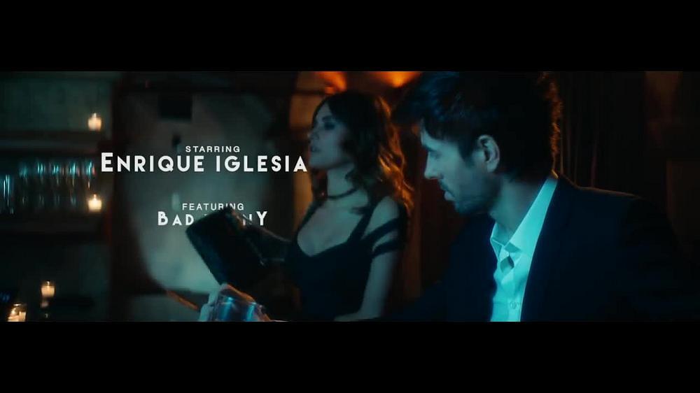 скачать клип Enrique Iglesias ft. Bad Bunny - EL BANO