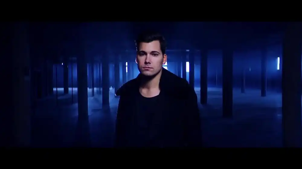 скачать клип Above Waves - Closer