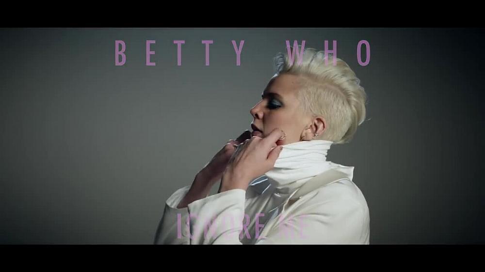 скачать клип Betty Who - Ignore Me