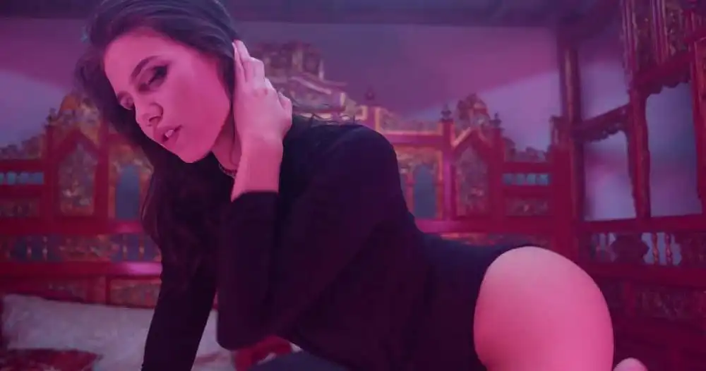 скачать клип Adam Elara - How It Feels To Love