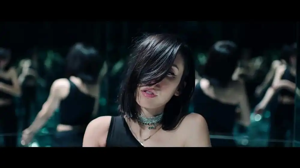 скачать клип Elohim - Half Love