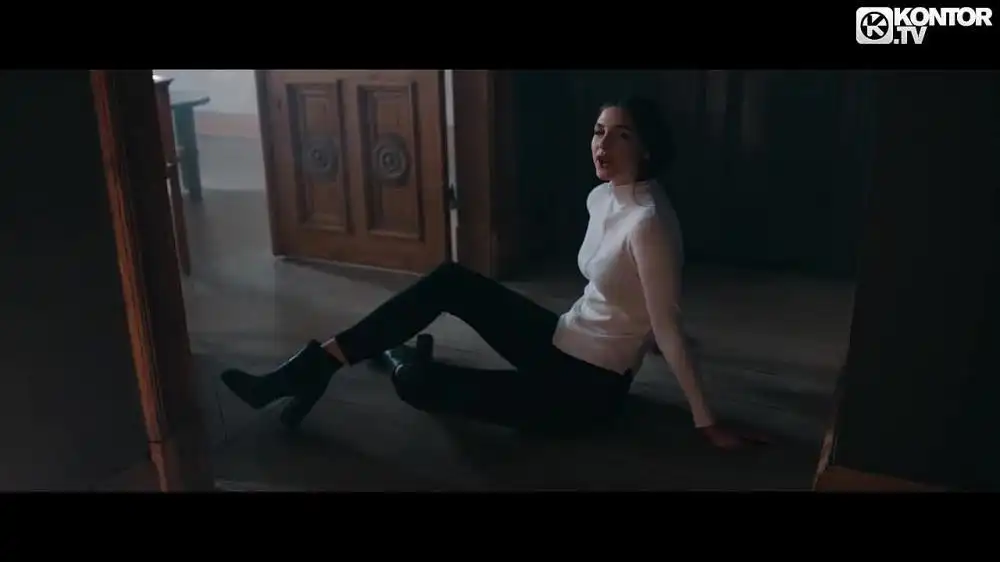 скачать клип VVAVES - Alive