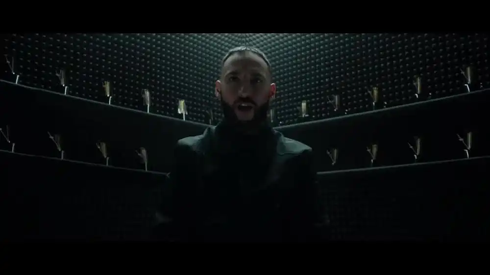 скачать клип LONE - Черный Умеет Блестеть