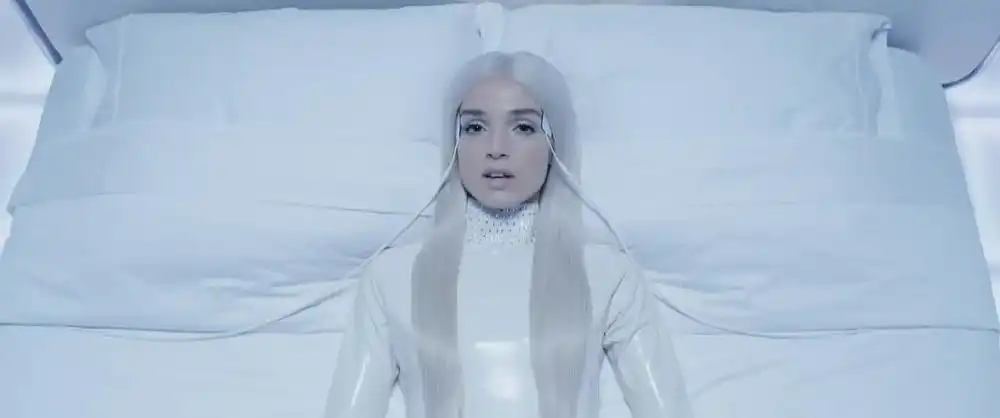 скачать клип Poppy Feat. Diplo - Time Is Up
