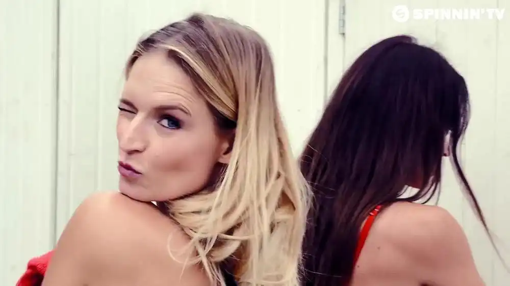 скачать клип Curbi - Playground