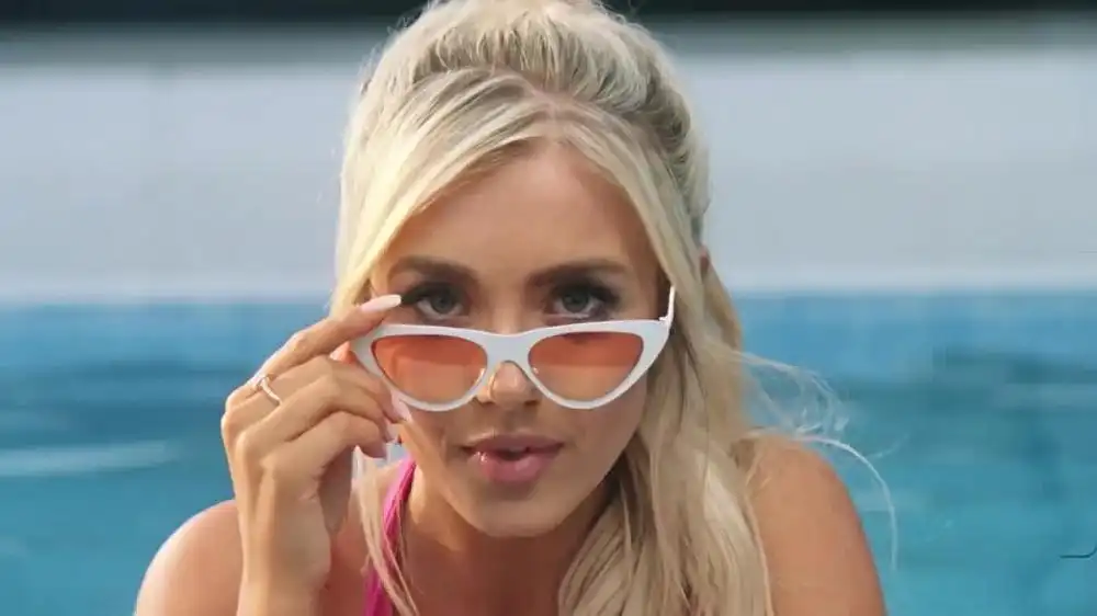 скачать клип Alex Adair, Delayers Ft. Samantha Harvey - Dominos