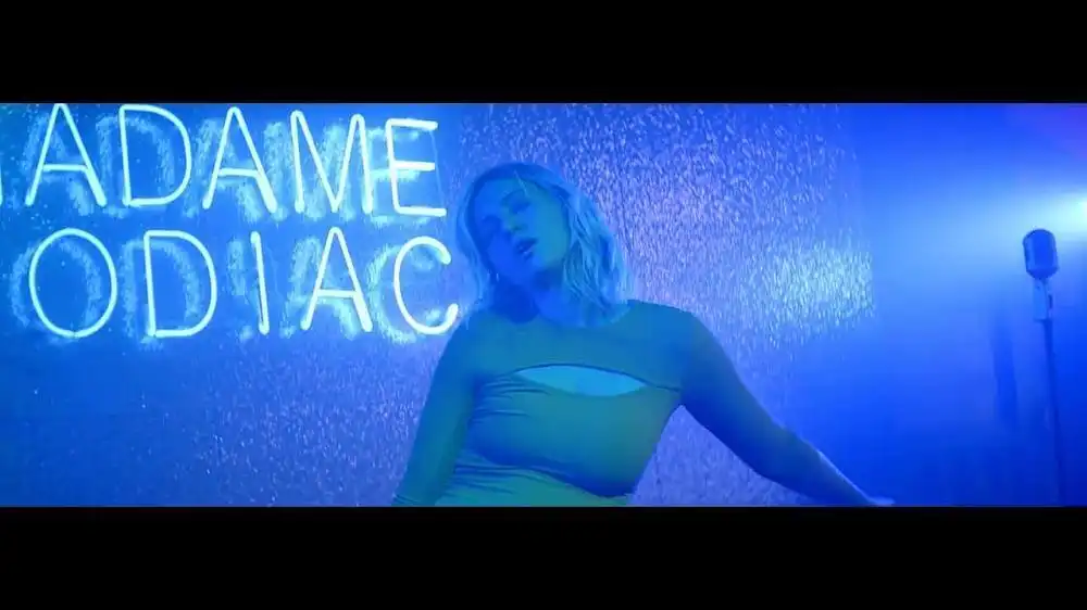 Synapson Feat. Holly - Build Me Up