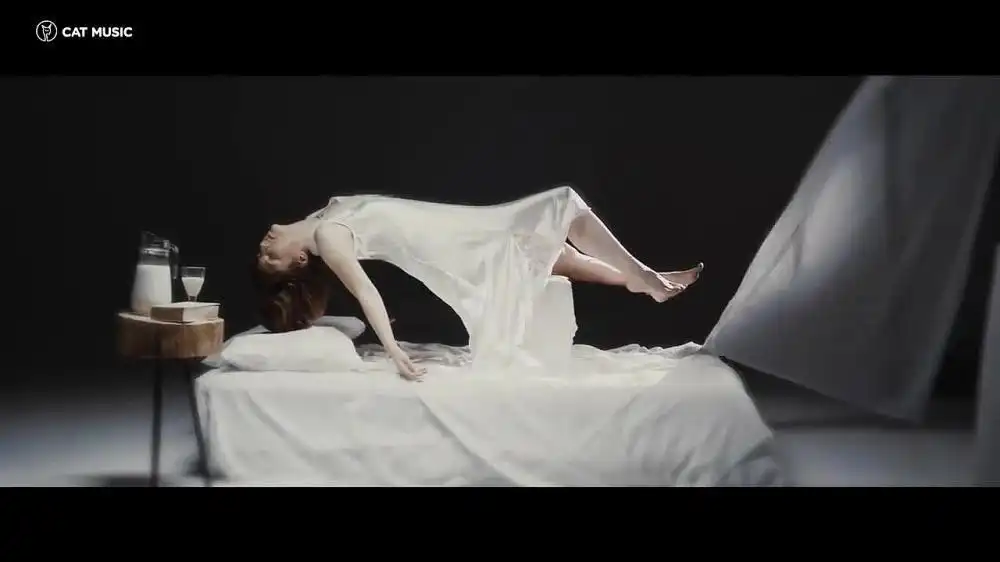 скачать клип Alexandra Ungureanu - Vantule