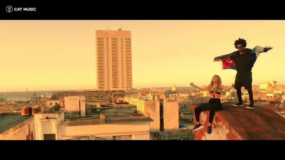 скачать клип Manu Manzo - Caminando