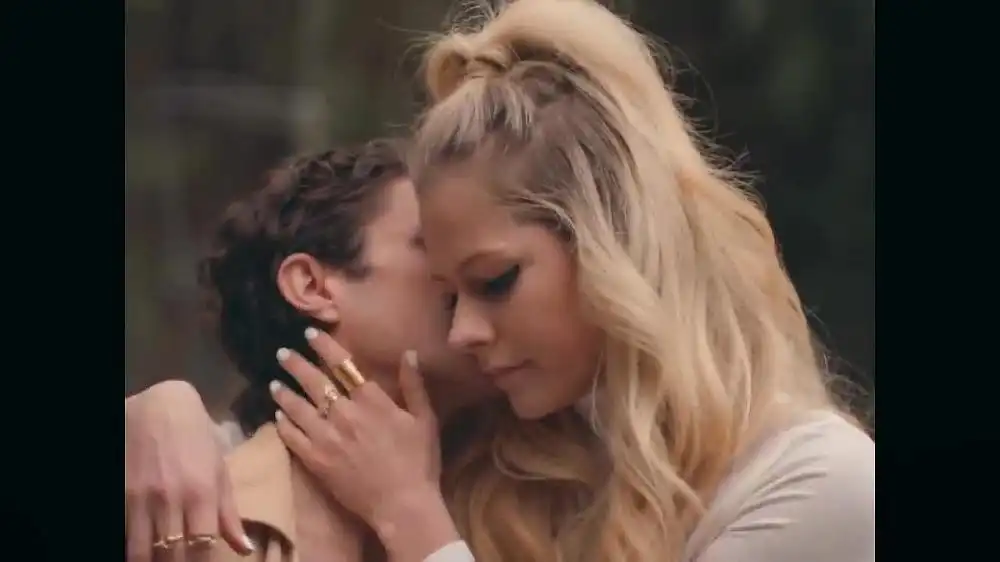 скачать клип Avril Lavigne - Tell Me It is Over