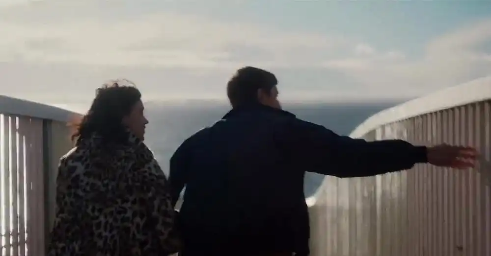 скачать клип Tom Walker - Just You and I