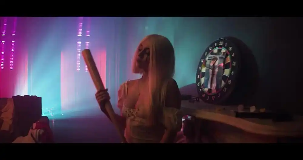 скачать клип Ava Max - Sweet but Psycho