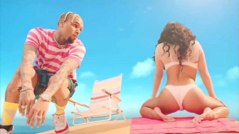 скачать клип Chris Brown - Wobble Up