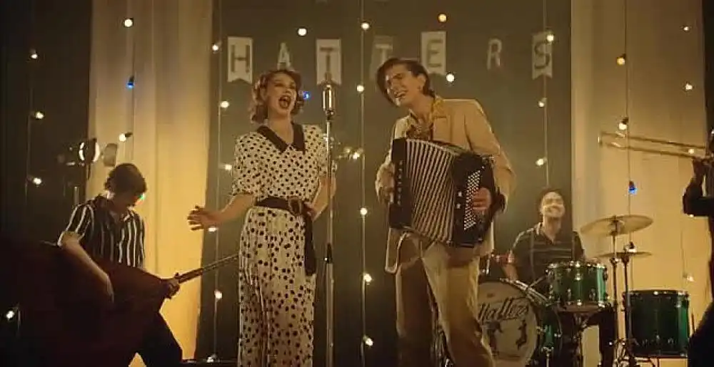 скачать клип THE HATTERS - ТАНЦЫ