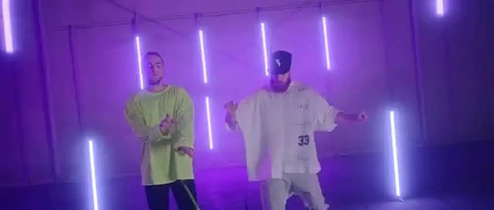 скачать клип Steve Aoki, Showtek and MAKJ - Rave