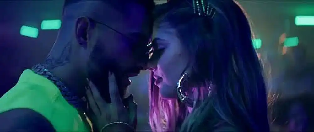 скачать клип Maluma - 11 PM