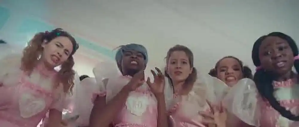 скачать клип Melanie Martinez - Show and Tell