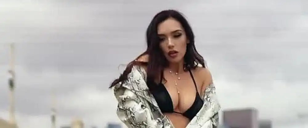 скачать клип MOLLY - Полуголые