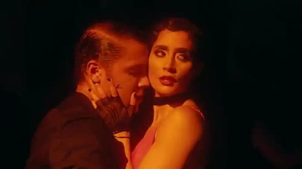 скачать клип J Balvin ft. Bad Bunny - LA CANCION