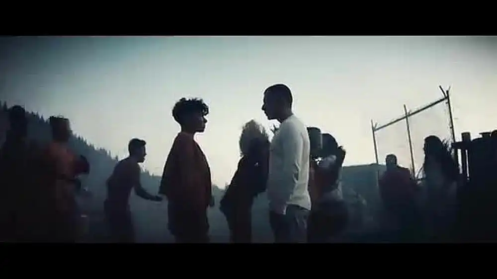 скачать клип Lewis Capaldi - Bruises