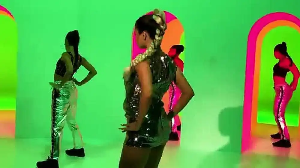 скачать клип Selena Gomez - Look At Her Now