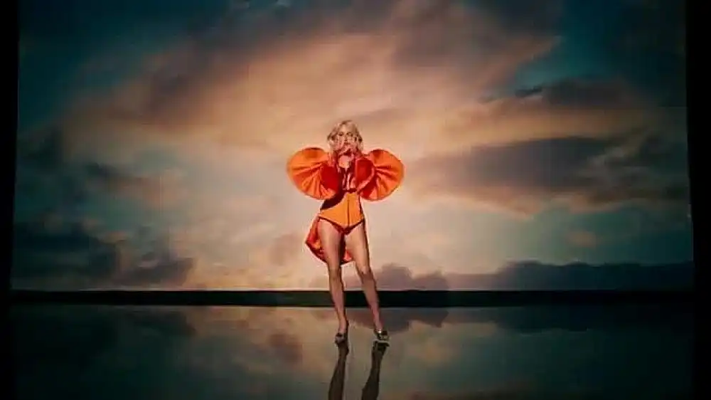 скачать клип Zara Larsson - Invisible