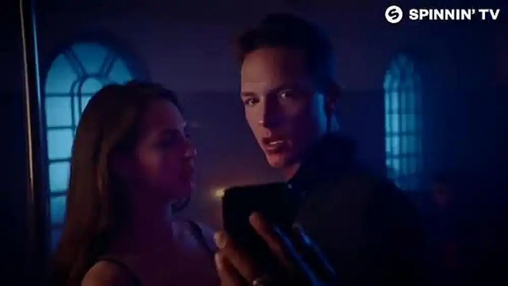 скачать клип New World Sound - Outta My Head