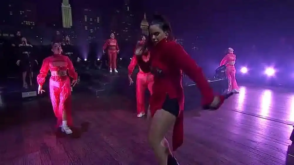 скачать клип ROSALIA - Con Altura