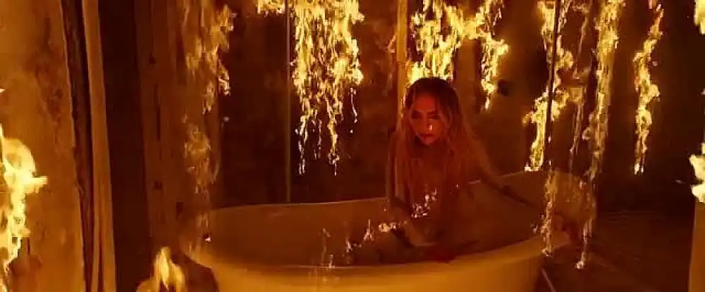 скачать клип Мари Краймбрери - Пряталась в ванной