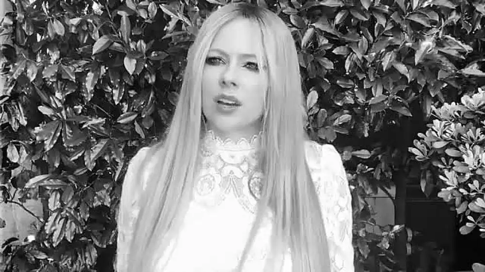 скачать клип Avril Lavigne - We Are Warriors