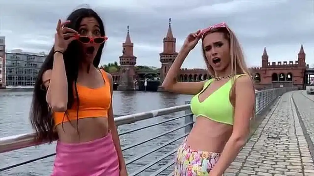 Mia Amare, Sarah Maddack - Liama Kidnapping Dinosaur