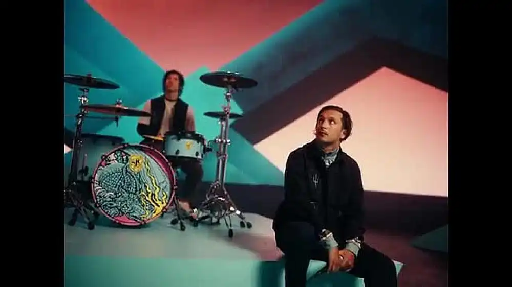 скачать клип Twenty One Pilots - Shy Away