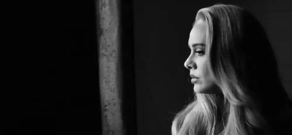 скачать клип Adele - Easy On Me