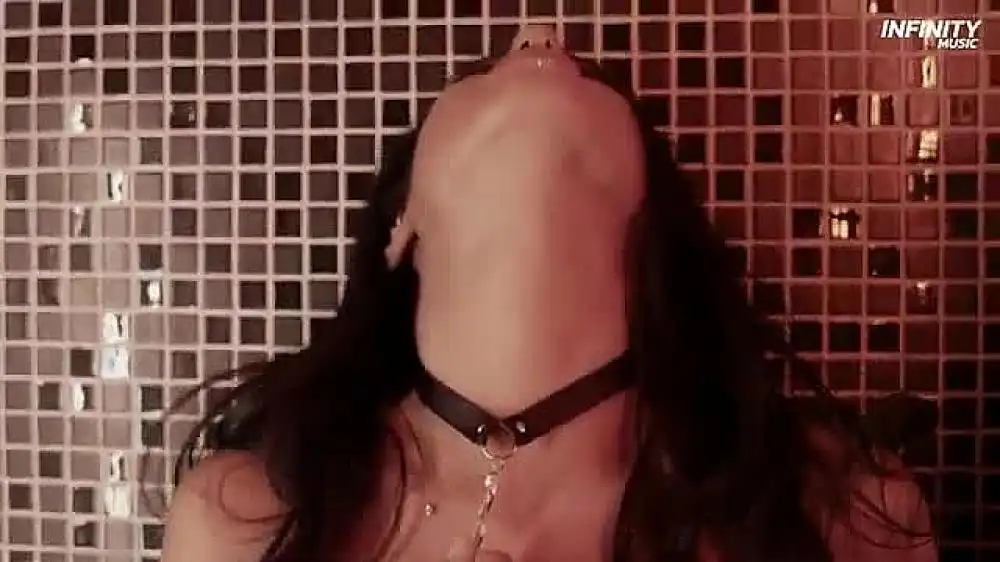 скачать клип Calabria Bass Remix - DMNDS and Fallen Roses