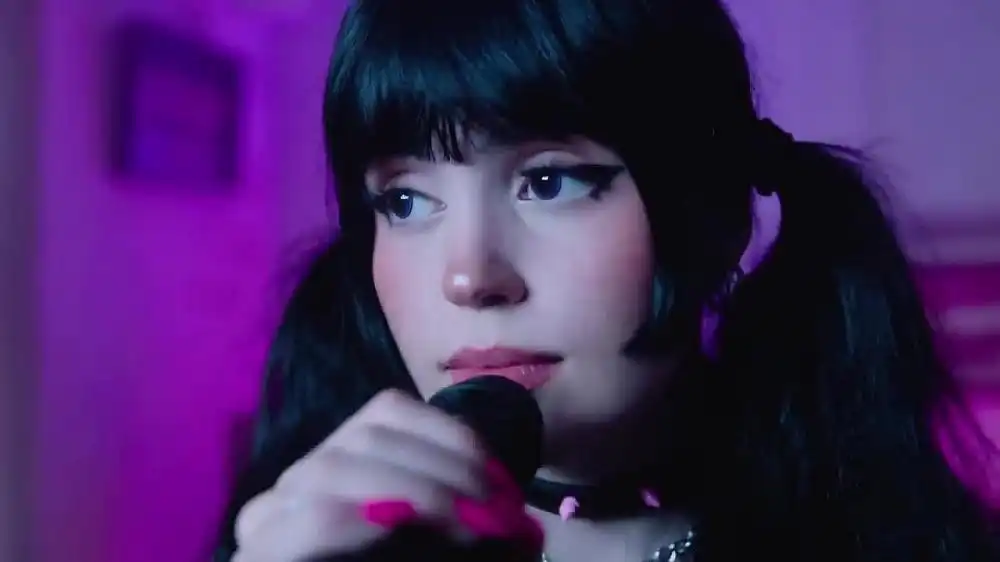 скачать клип Mia Rodriguez - Psycho