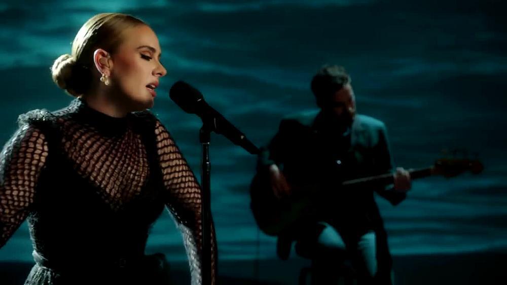 скачать клип Adele - Easy On Me - live