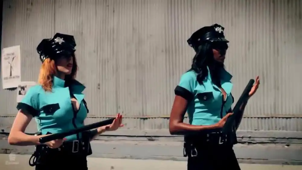 скачать клип Falling In Reverse - The Drug In Me Is You