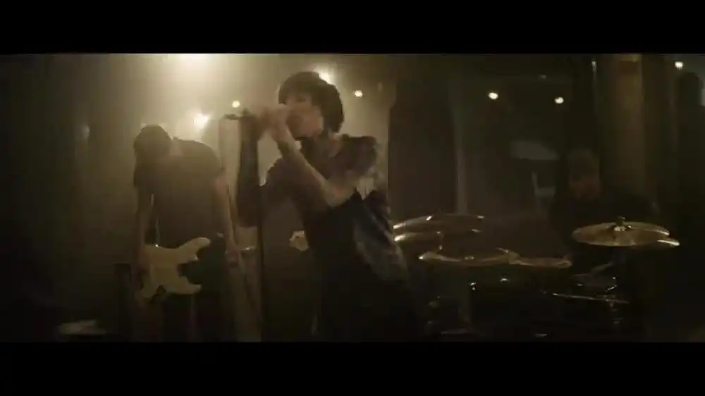 скачать клип Bring Me The Horizon - Can You Feel My Heart