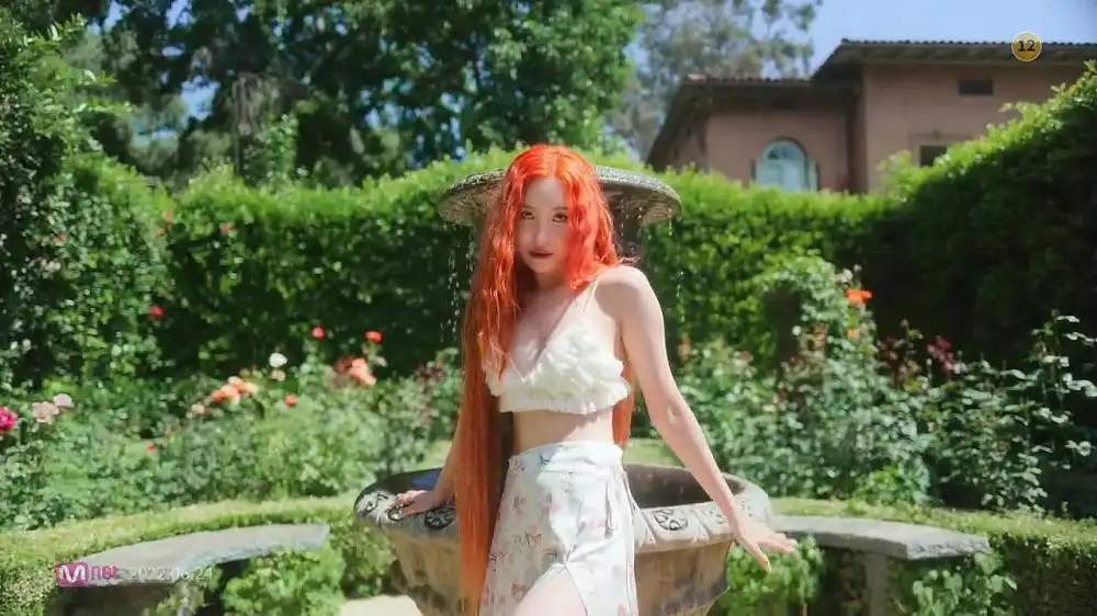 скачать клип SUNMI - Heart Burn