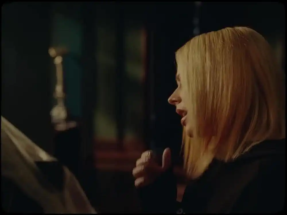 скачать клип Avril Lavigne - I am a Mess