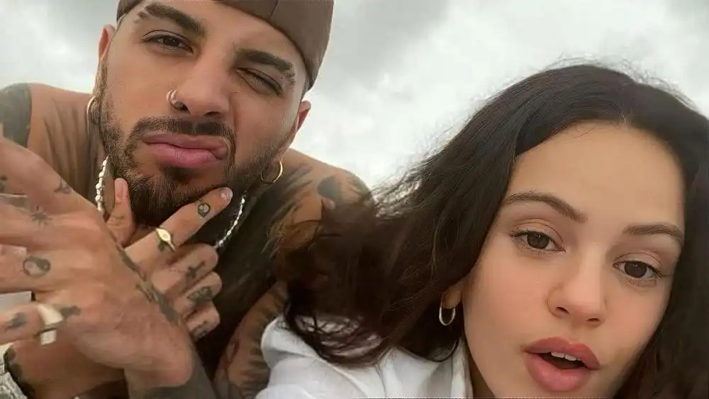 скачать клип ROSALIA and Rauw Alejandro - BESO