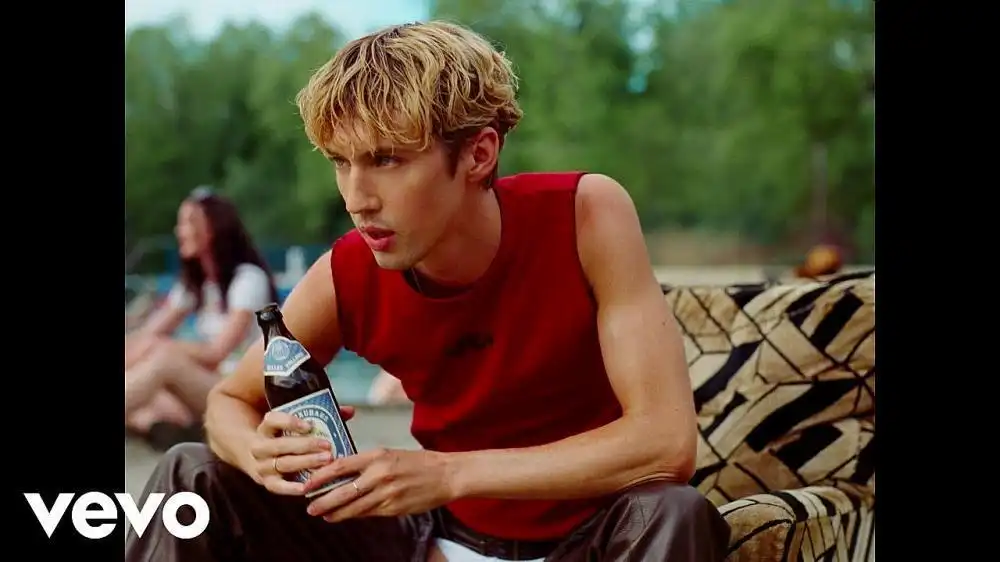 скачать клип Troye Sivan - Rush