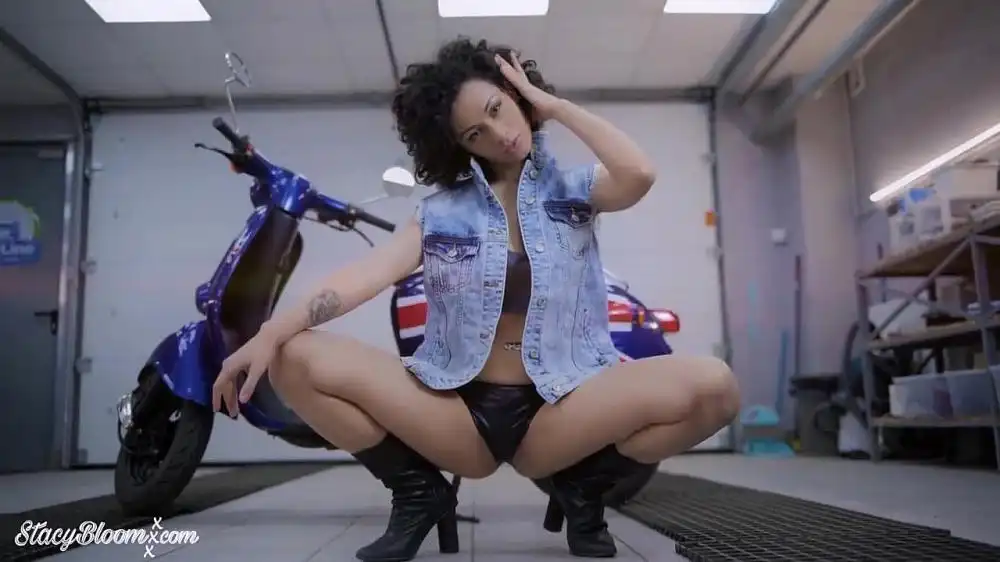 скачать клип StacyQ - MotoQ