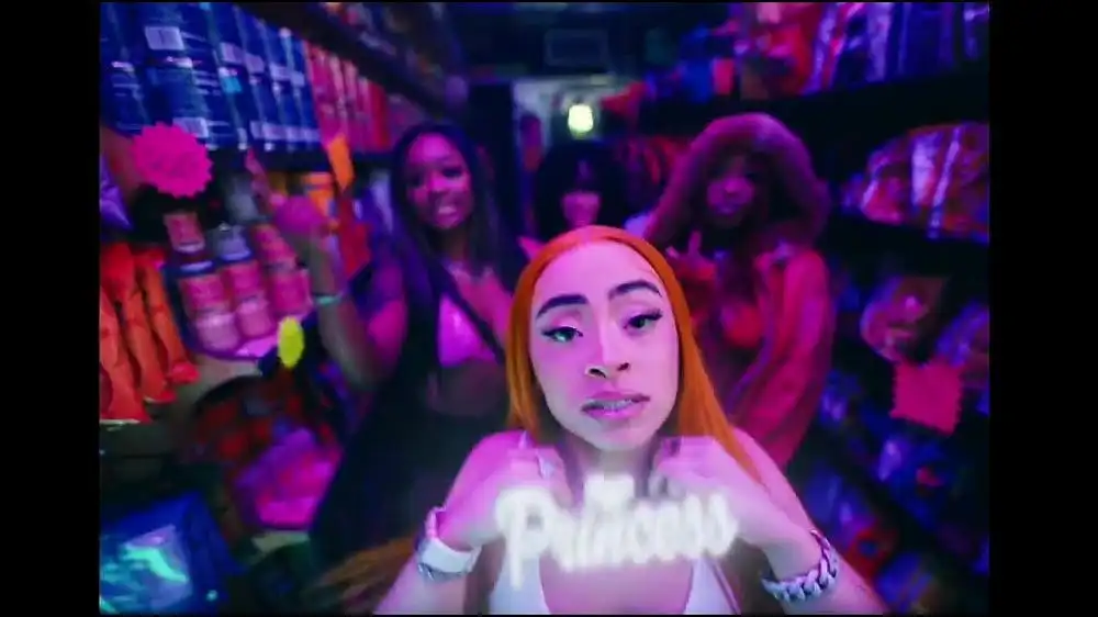 скачать клип Ice Spice - Deli