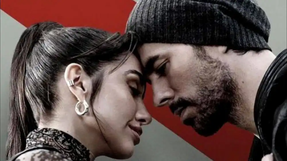 скачать клип Enrique Iglesias and Maria Becerra - ASI ES LA VIDA