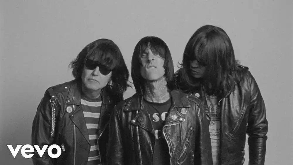 скачать клип blink-182 - DANCE WITH ME